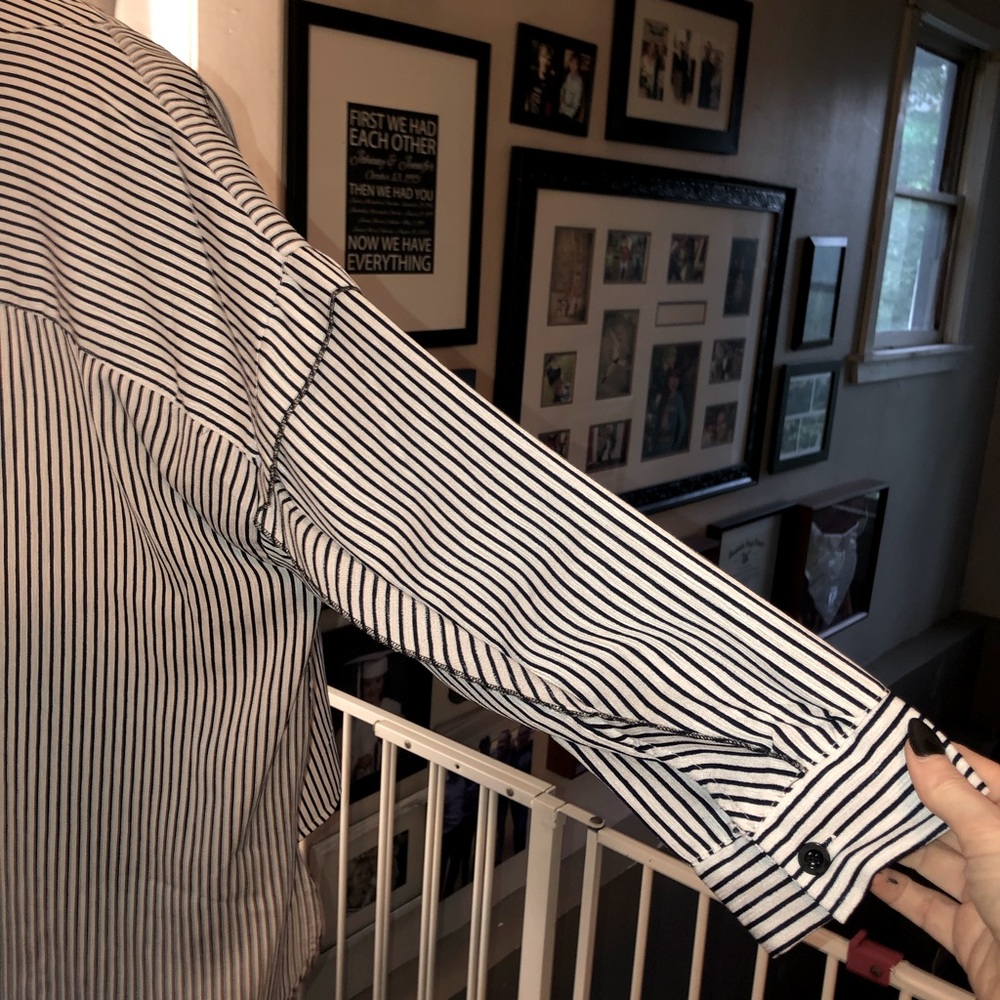 Amaryllis blouse. Size Large. - Picture 9 of 13